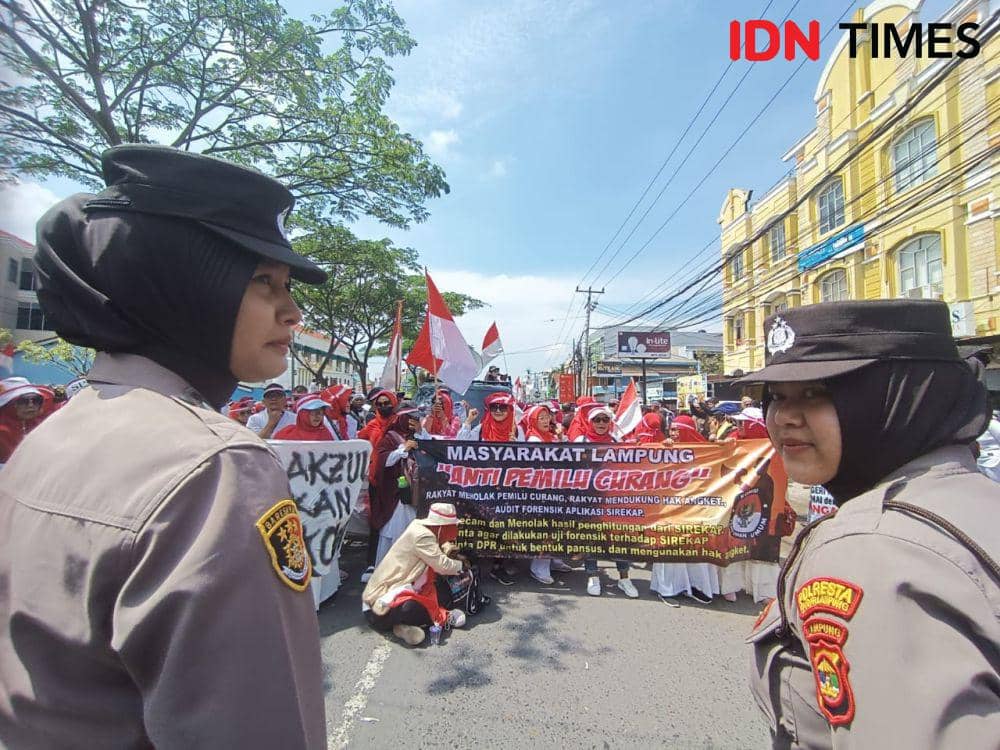 Aksi demo Aliansi Masyarakat Lampung Tolak Pemilu Curang di depan kantor KPU Provinsi Lampung, Jumat (1/3/2024). (IDN Times/Tama Yudha Wiguna).