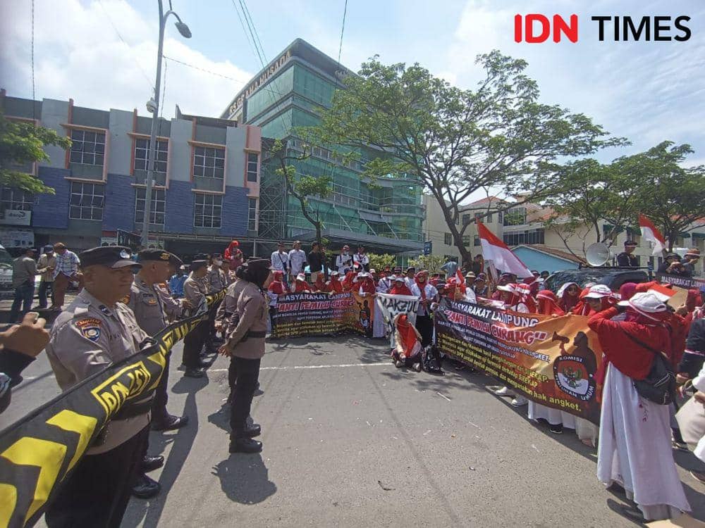 Massa Geruduk KPU Lampung Soroti Kecurangan Pemilu: Makzulkan Jokowi