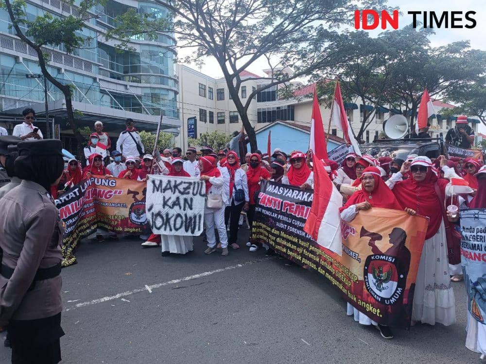 Aksi demo Aliansi Masyarakat Lampung Tolak Pemilu Curang di depan kantor KPU Provinsi Lampung, Jumat (1/3/2024). (IDN Times/Tama Yudha Wiguna).