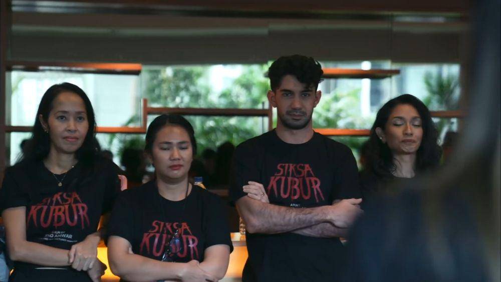 potret Reza Rahadian dan tim film Siksa Kubur lainnya. (instagram.com/jokoanwar)