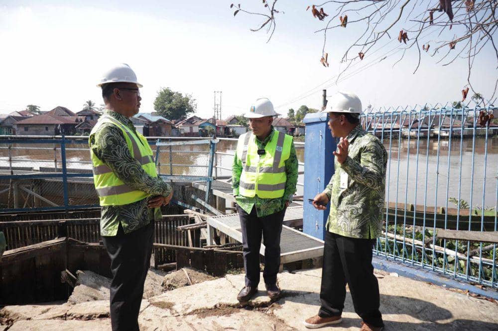 Pengontrolan pengambilan air baku di Intake Sungai Bilu, Banjarmasin oleh PAM Bandarmasih.