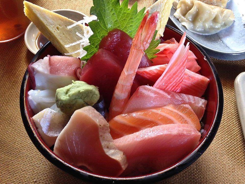 chirashi zushi (commons.wikimedia.org/wordridden)