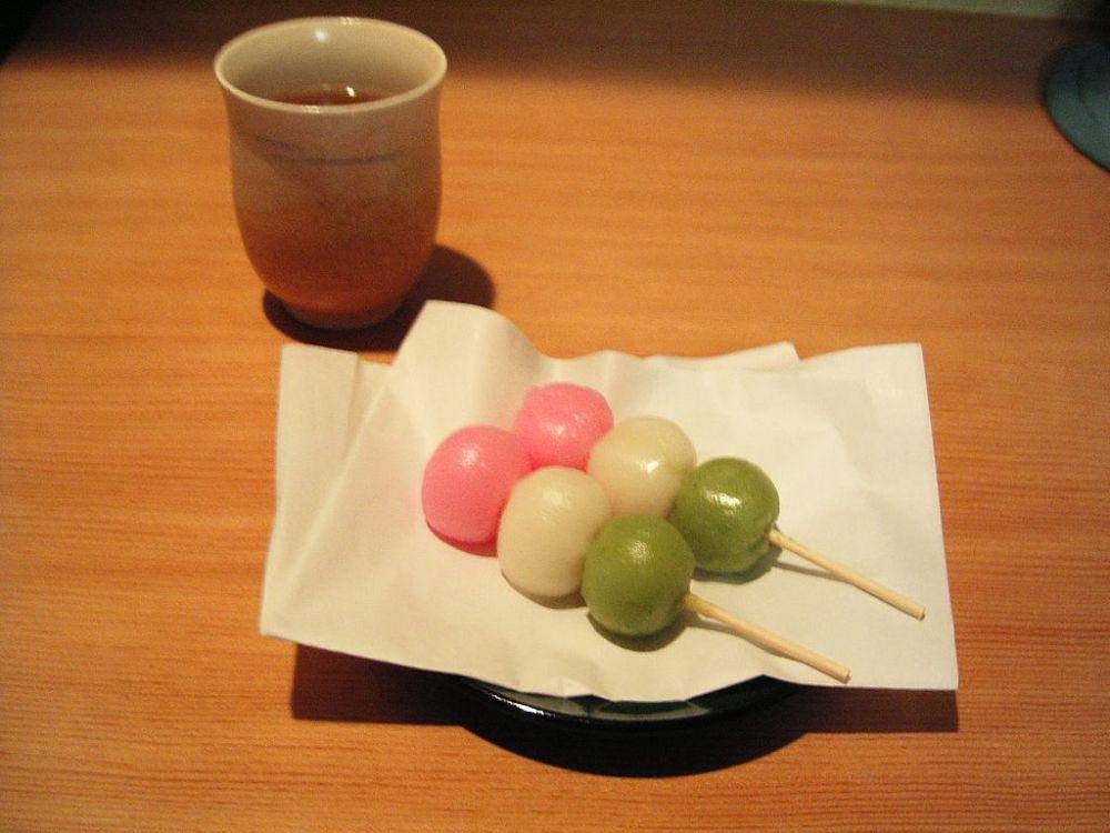 hanami dango (commons.wikimedia.org/Maakun)