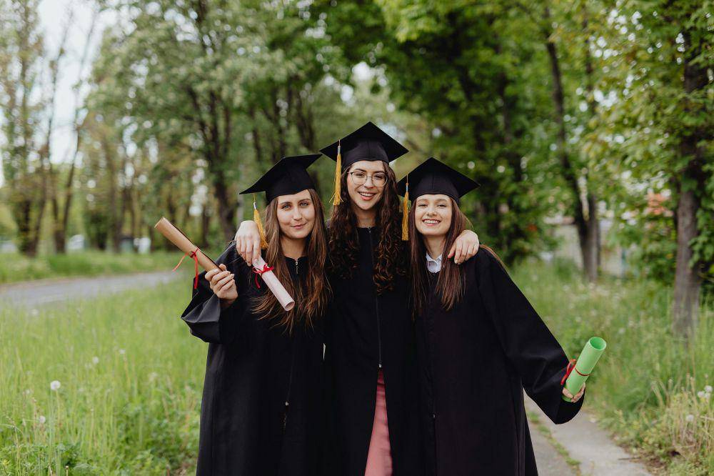 ilustrasi merayakan wisuda (pexels.com/Karolina Grabowska)