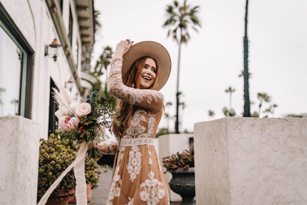Contoh outfit boho (Pexels.com/Lauren Hogue)