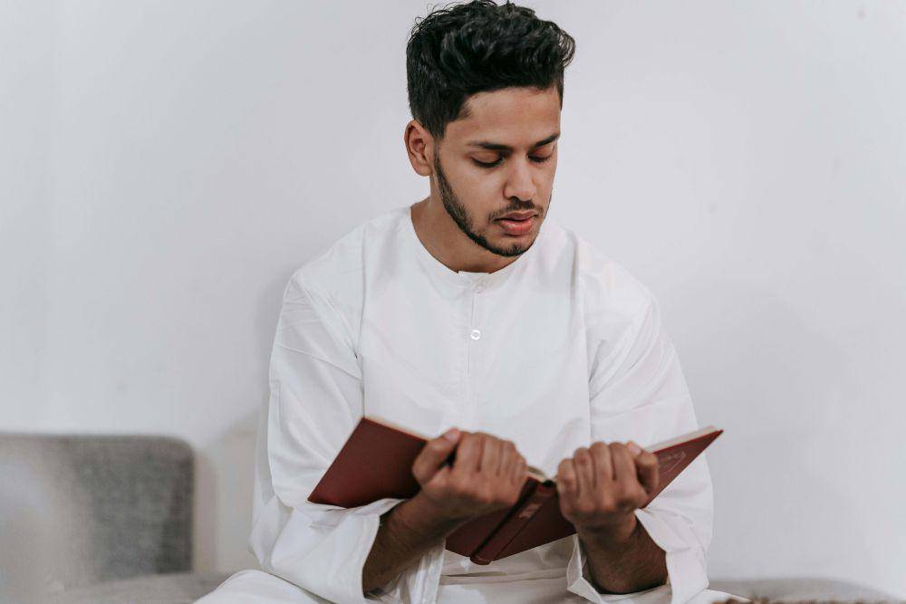 ilustrasi muslim membaca Al-Quran (pexels.com/Michael Burrows)