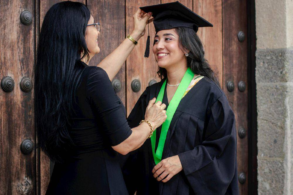 ilustrasi merayakan wisuda (pexels.com/Angela Chacón)