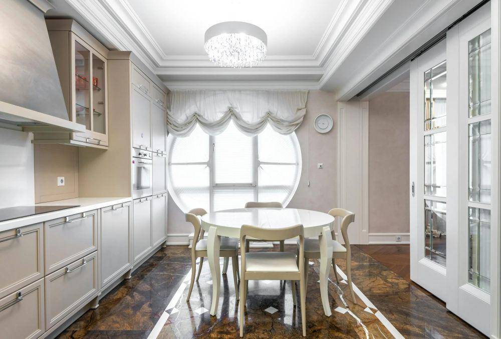 inspirasi ruang makan bernuansa putih (pexels.com/Max Rahubovskiy)