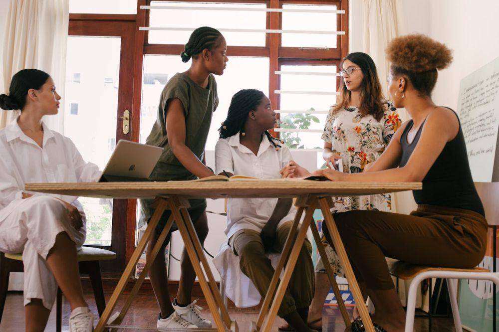 Berikan feedback pada anggota kelompok (Pexels.com/RF._.studio)
