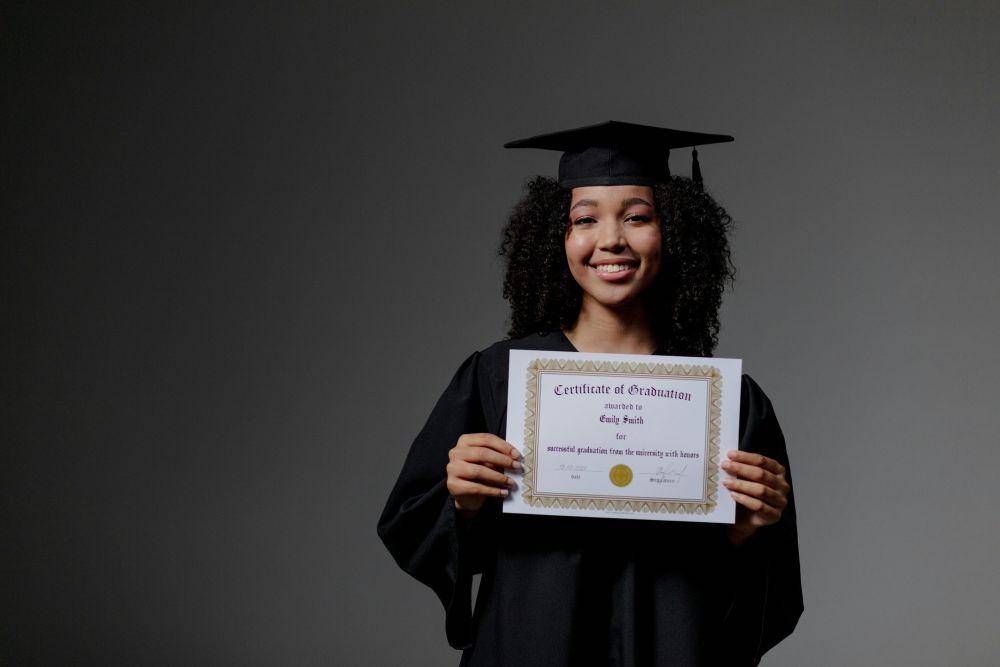 ilustrasi merayakan wisuda (pexels.com/Ron Lach)