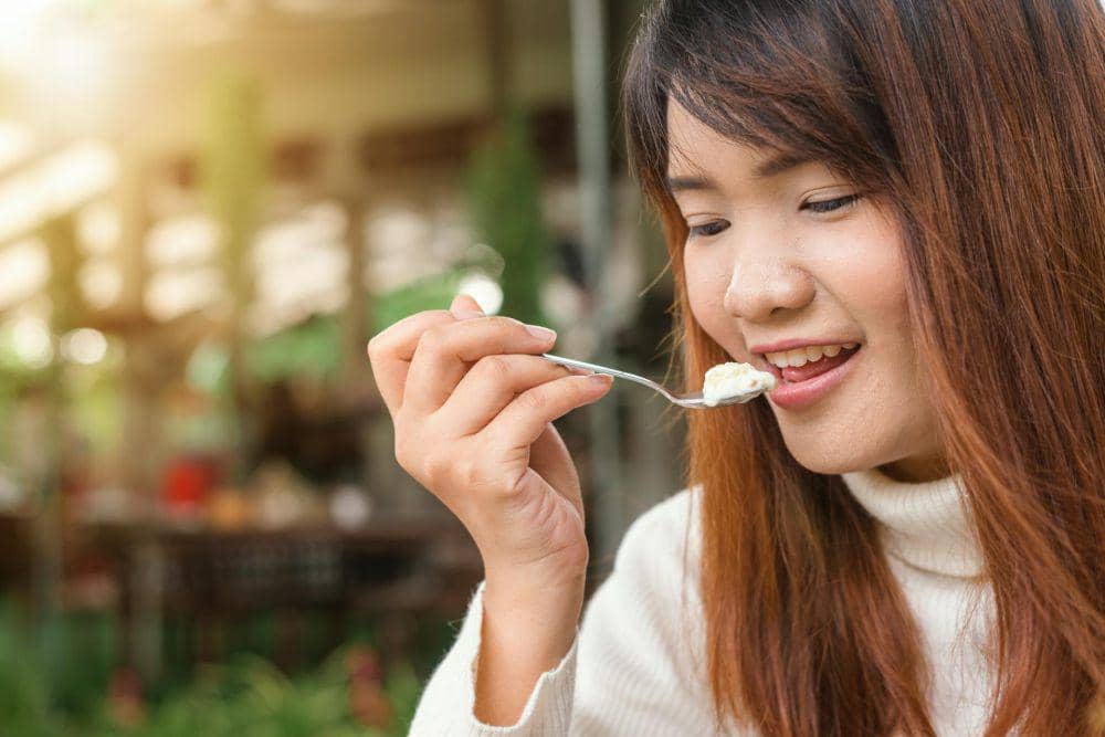 ilustrasi seorang wanita sedang makan(pexels.com/Tirachard Kumtanom)