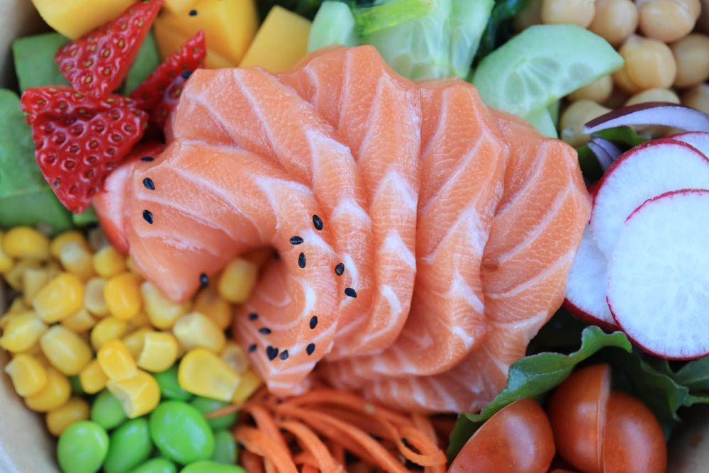 11 Isian Salmon Salad yang Kaya Rasa dan Nutrisi