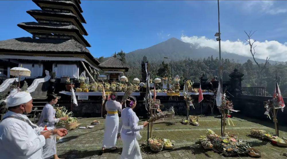 Upacara keagamaan di Pura Besakih. (Dok. IDN Times/Pura Agung Besakih)