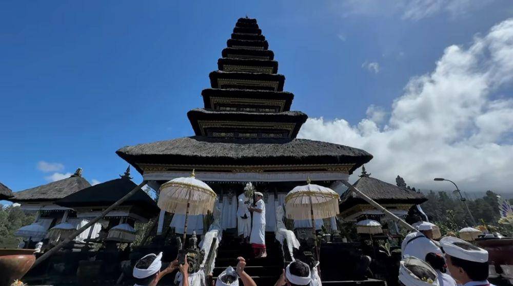 Upacara keagamaan di Pura Besakih. (Dok. IDN Times/Pura Agung Besakih)