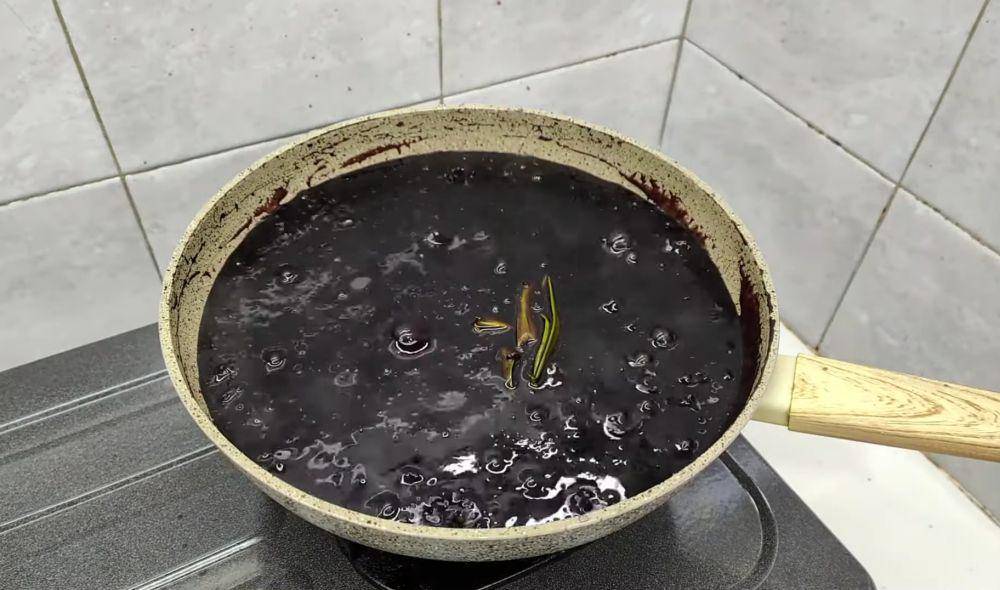 ilustrasi memasak bubur ketan hitam (YouTube.com/CR COOK)