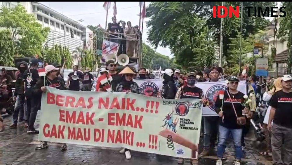 Demo tolak oligarki di Kota Solo. (IDN Times/Larasati Rey)