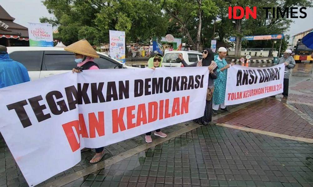 Demo tolak oligarki di Kota Solo. (IDN Times/Larasati Rey)