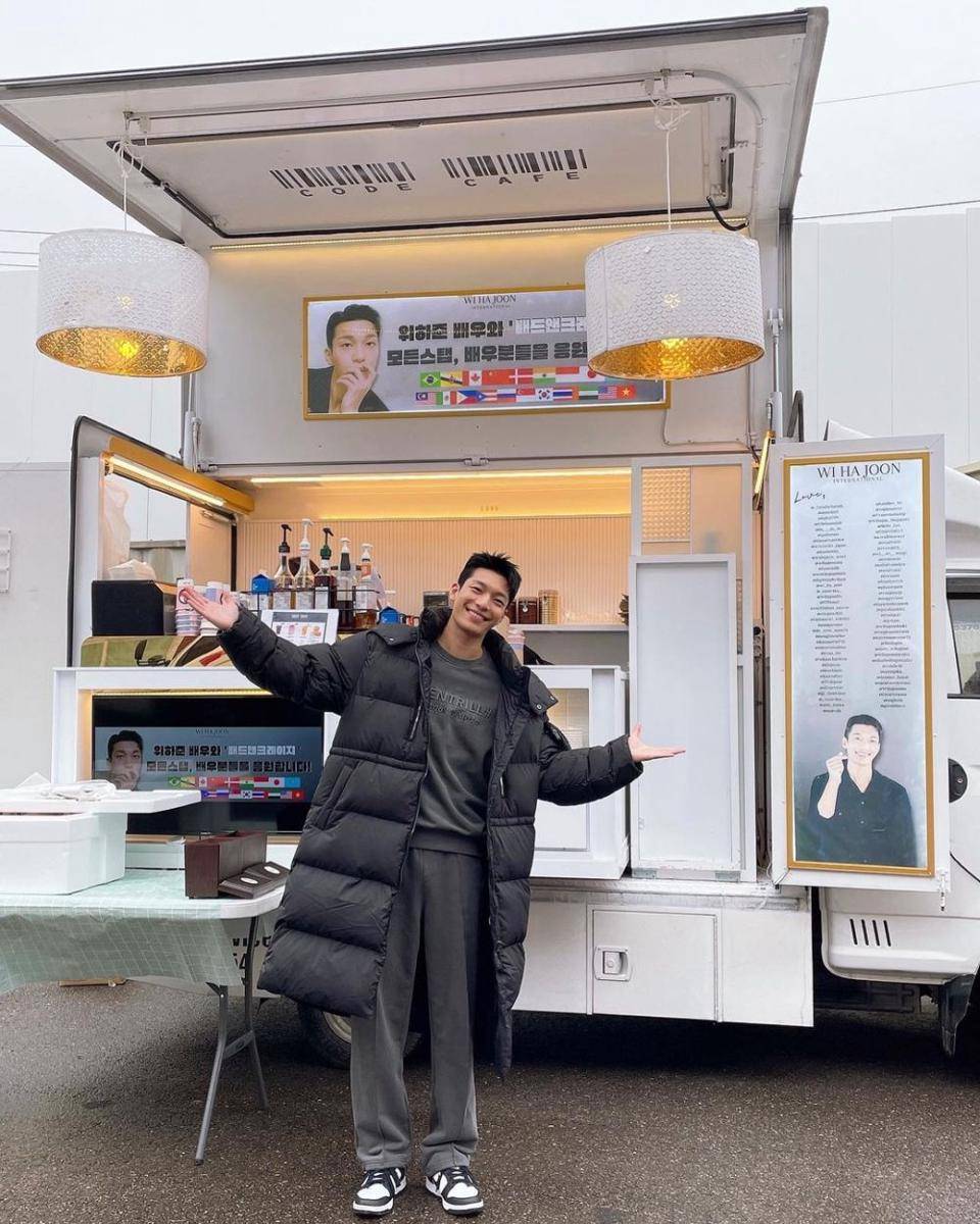 long coat ala Wi Ha Joon (instagram.com/wi__wi__wi)