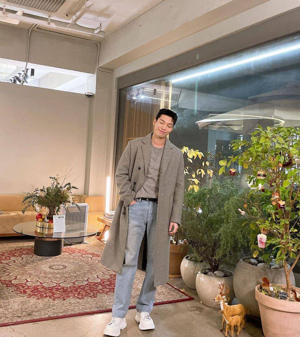 long coat ala Wi Ha Joon (instagram.com/wi__wi__wi)