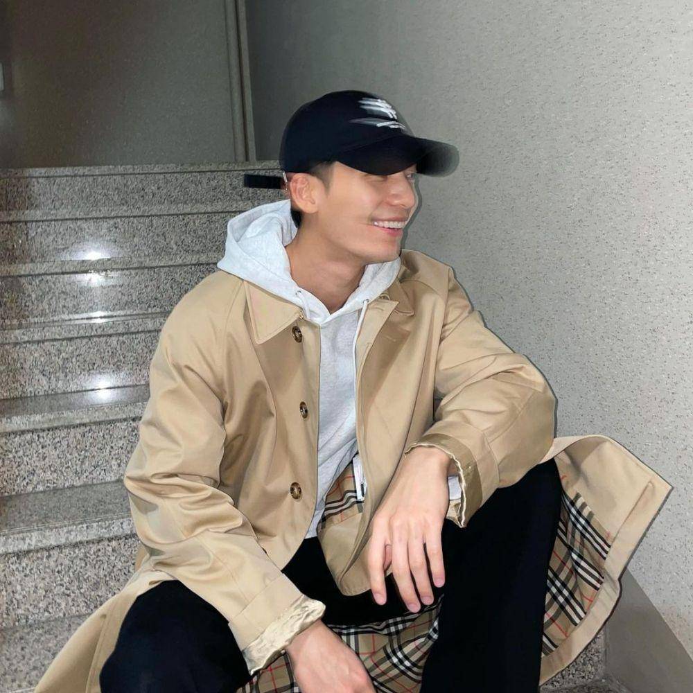 long coat ala Wi Ha Joon (instagram.com/wi__wi__wi)