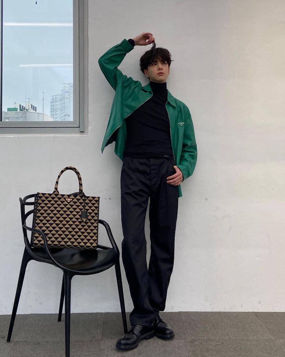 padu padan turlteneck ala Younghoon THE BOYZ (instagram.com/official_theboyz)