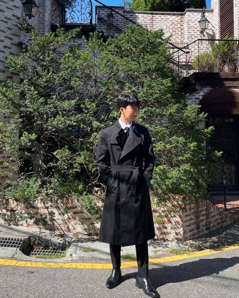long coat ala Wi Ha Joon (instagram.com/wi__wi__wi)