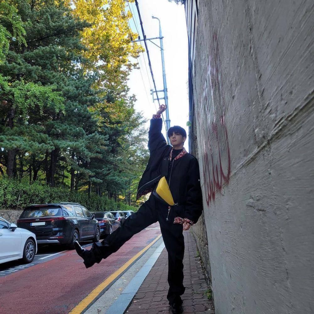 padu padan turlteneck ala Younghoon THE BOYZ (instagram.com/official_theboyz)