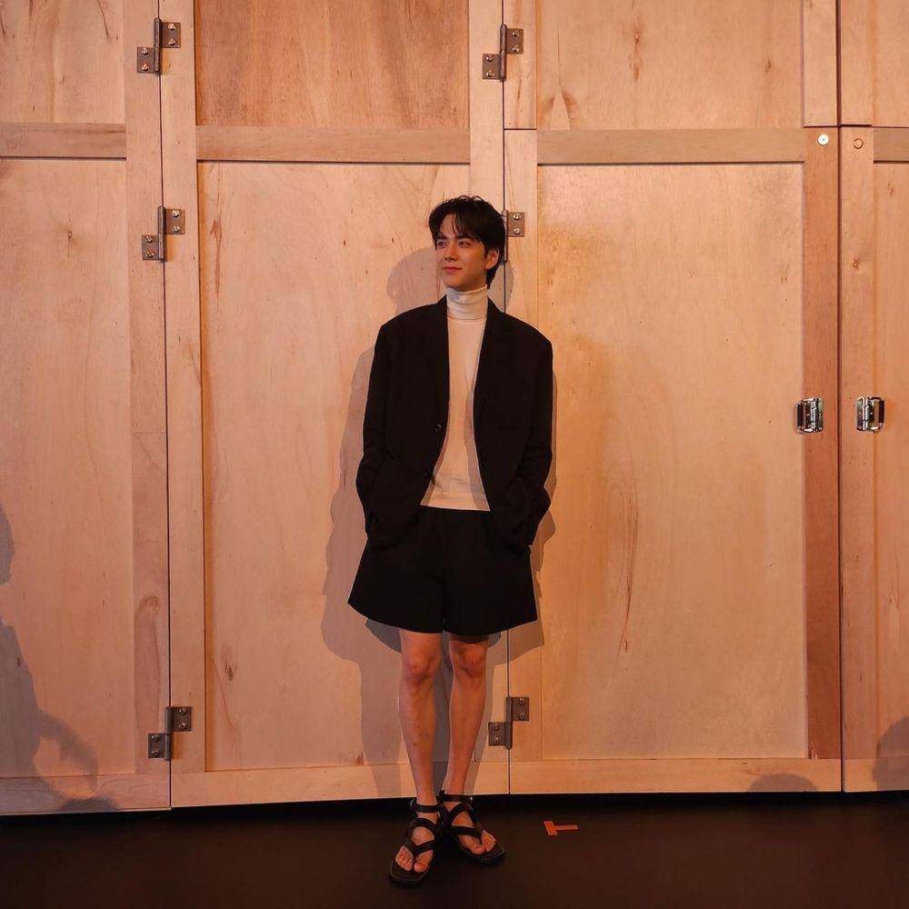padu padan turlteneck ala Younghoon THE BOYZ (instagram.com/official_theboyz)