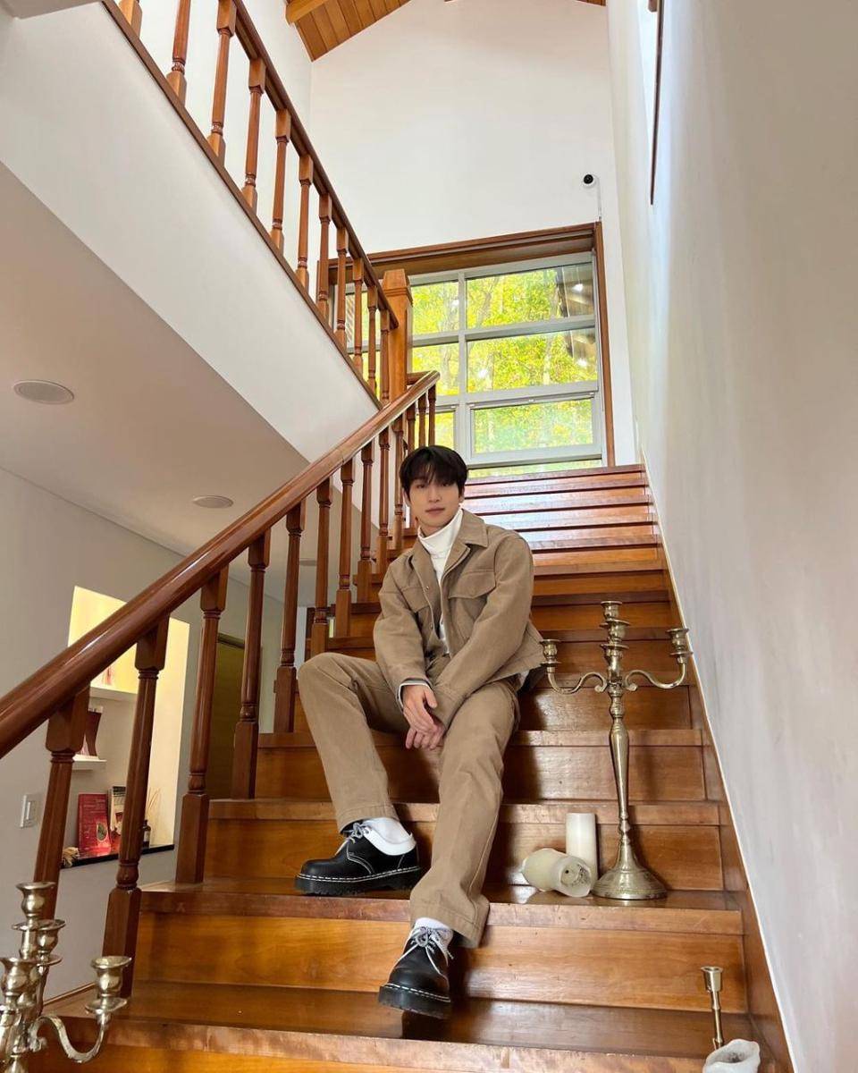 padu padan turlteneck ala Sangyeon THE BOYZ (instagram.com/official_theboyz)