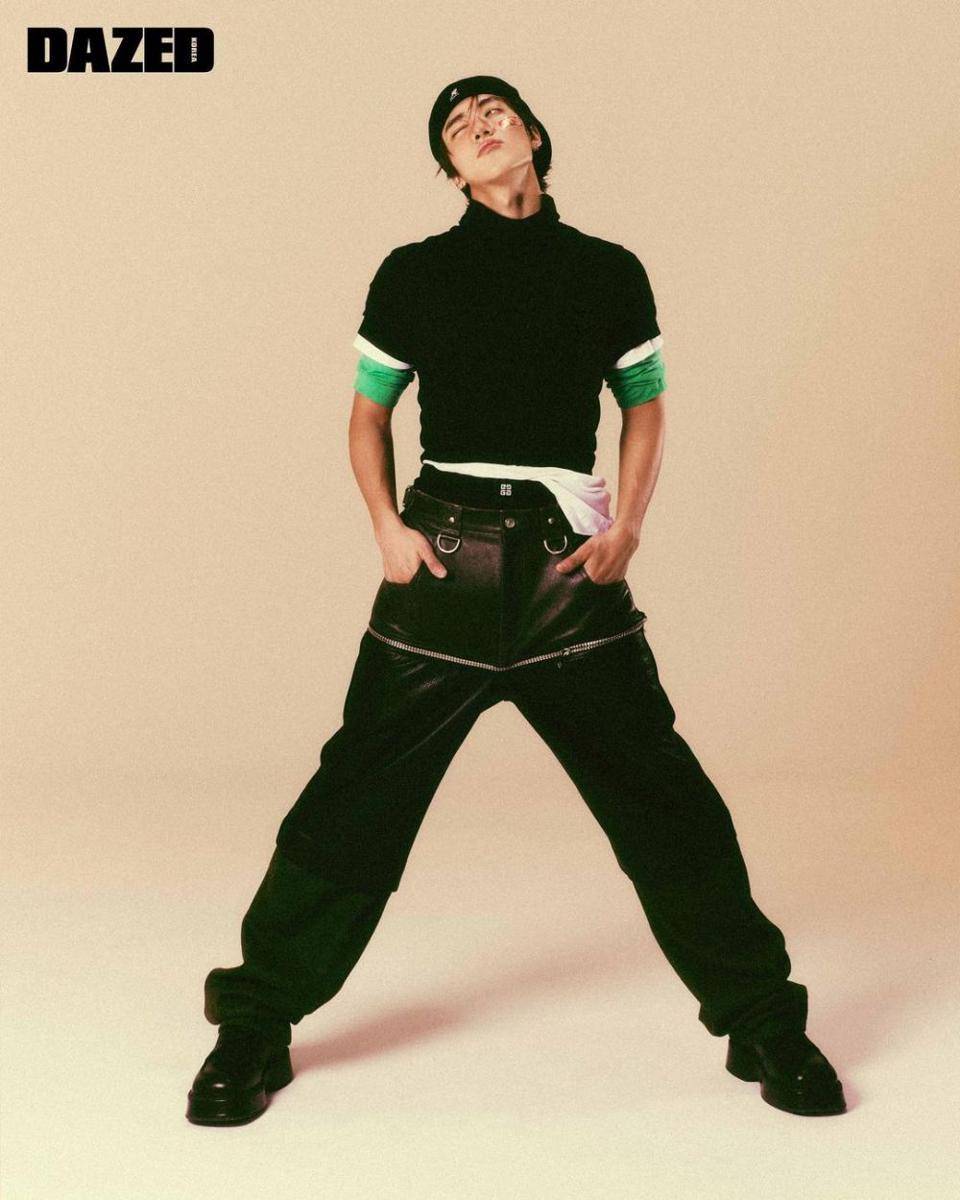 padu padan turlteneck ala Eric THE BOYZ (instagram.com/official_theboyz)