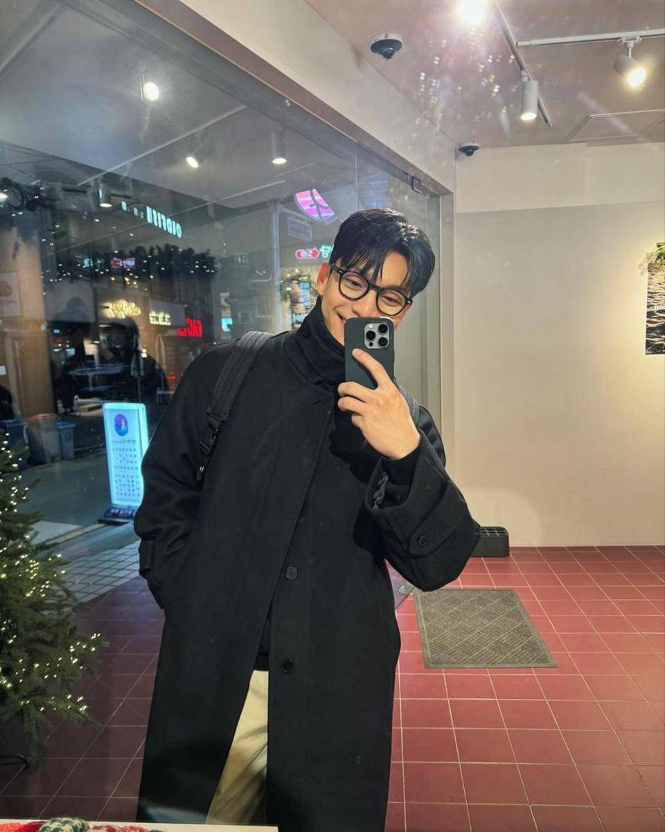 long coat ala Wi Ha Joon (instagram.com/wi__wi__wi)
