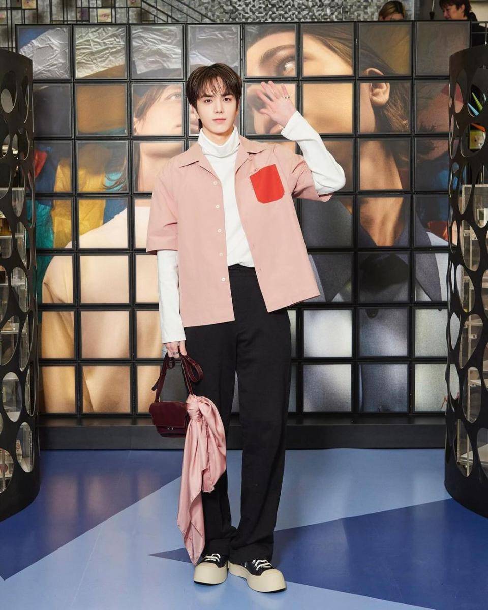 padu padan turlteneck ala Younghoon THE BOYZ (instagram.com/official_theboyz)