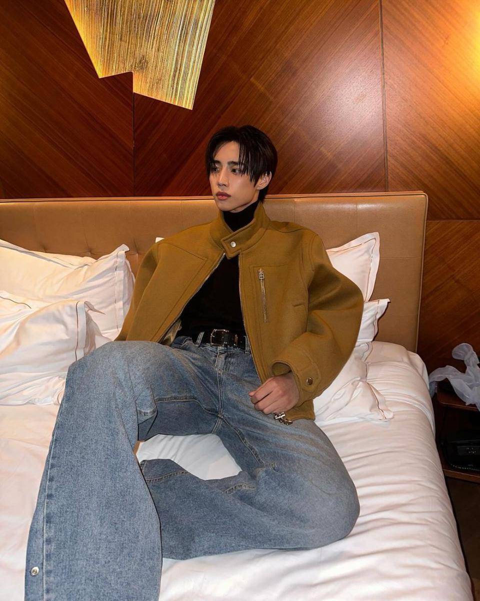 padu padan turlteneck ala Sunwoo THE BOYZ (instagram.com/official_theboyz)
