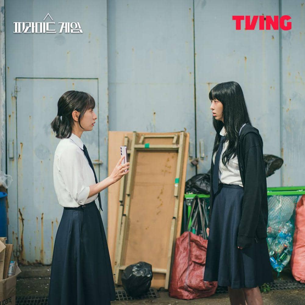 Sung Soo Ji (Bona WJSN) dan Myung Ja Eun (Ryu Da In) di drakor Pyramid Game (instagram.com/tving.official)