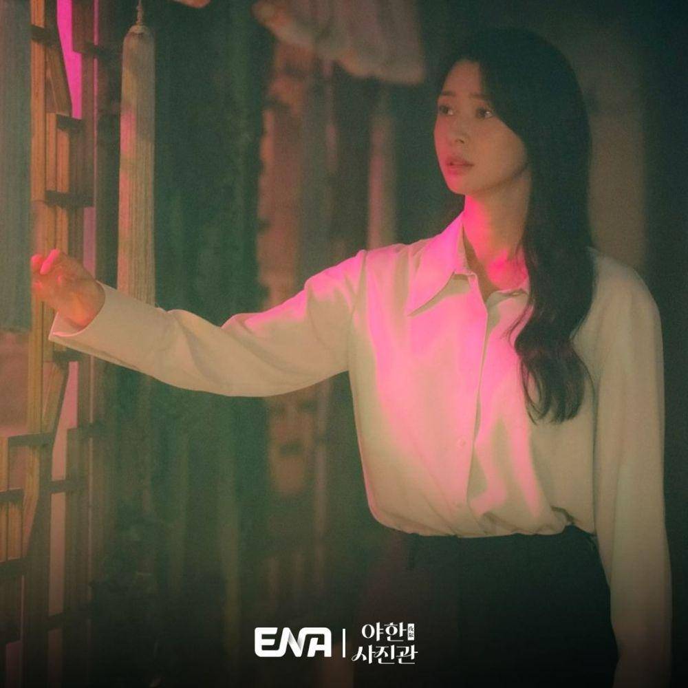 Kwon Nara di drama Night Photo Studio (instagram.com/channel.ena.d)