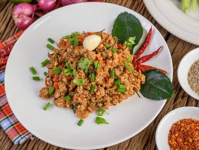 pad krapow (freepik.com/jcomp)
