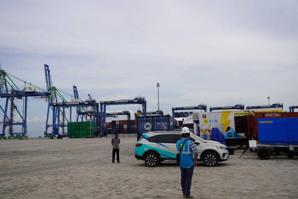 Aktivitas bongkar muat di Pelabuhan Makassar New Port memanfaatkan listrik PLN. (Dok. PLN Sulselrabar)
