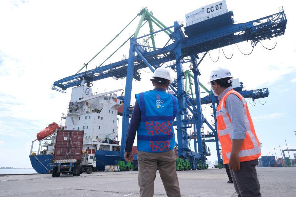Aktivitas bongkar muat di Pelabuhan Makassar New Port memanfaatkan listrik PLN. (Dok. PLN Sulselrabar)