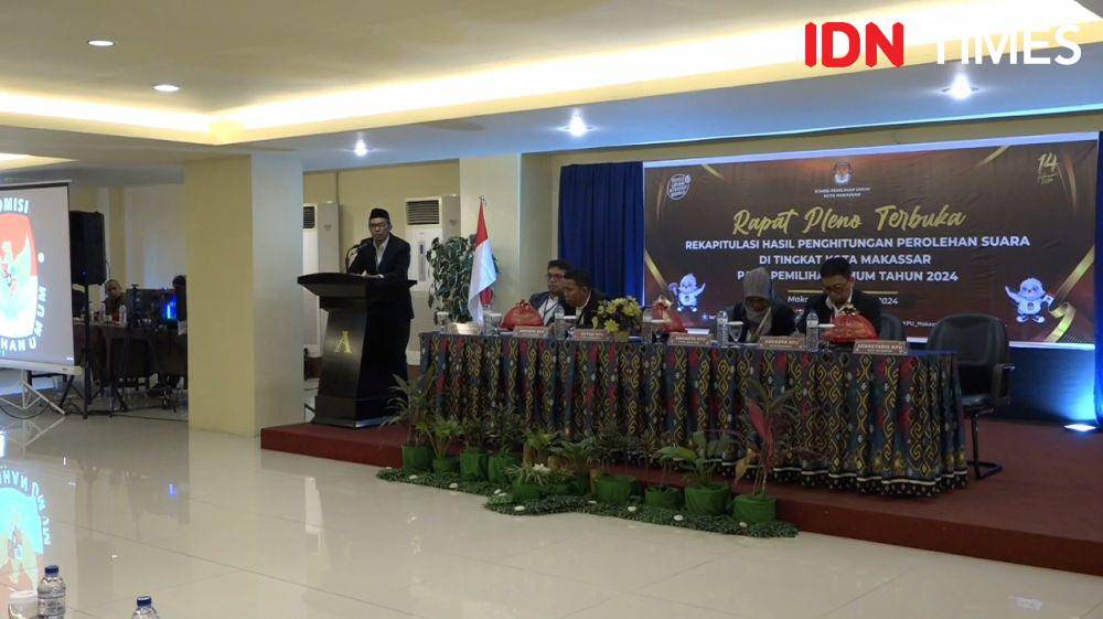 KPU Makassar memulai rekapitulasi penghitungan suara Pemilu 2024, Jumat (1/3/2024). (IDN Times/Ashrawi Muin)-