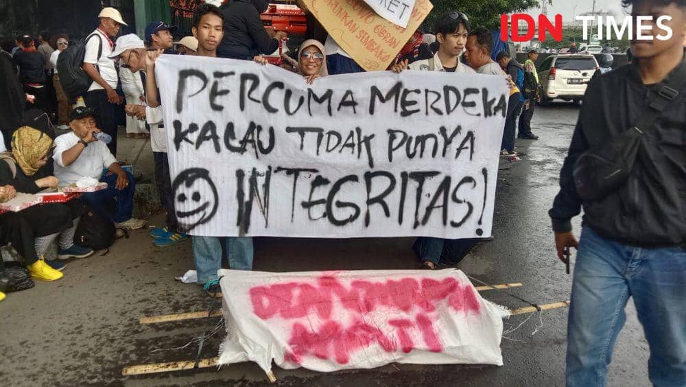 Protes Hasil Pilpres 2024, Warga Gelar Demo di DPRD Sulsel