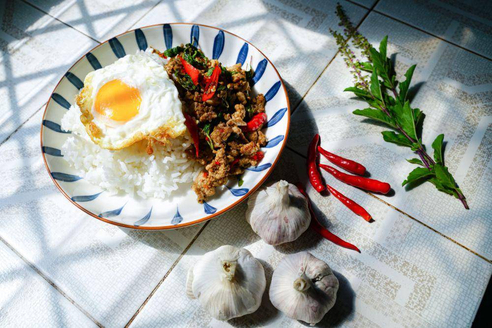 pad krapow (vecteezy.com/Adisak Phuangsri)