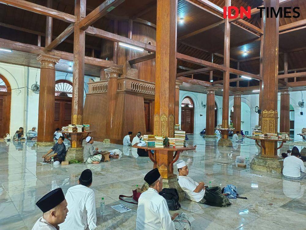 Suasana di kawasan religi Sunan Ampel. IDN Times/Rachmaddani Rizki Saputra