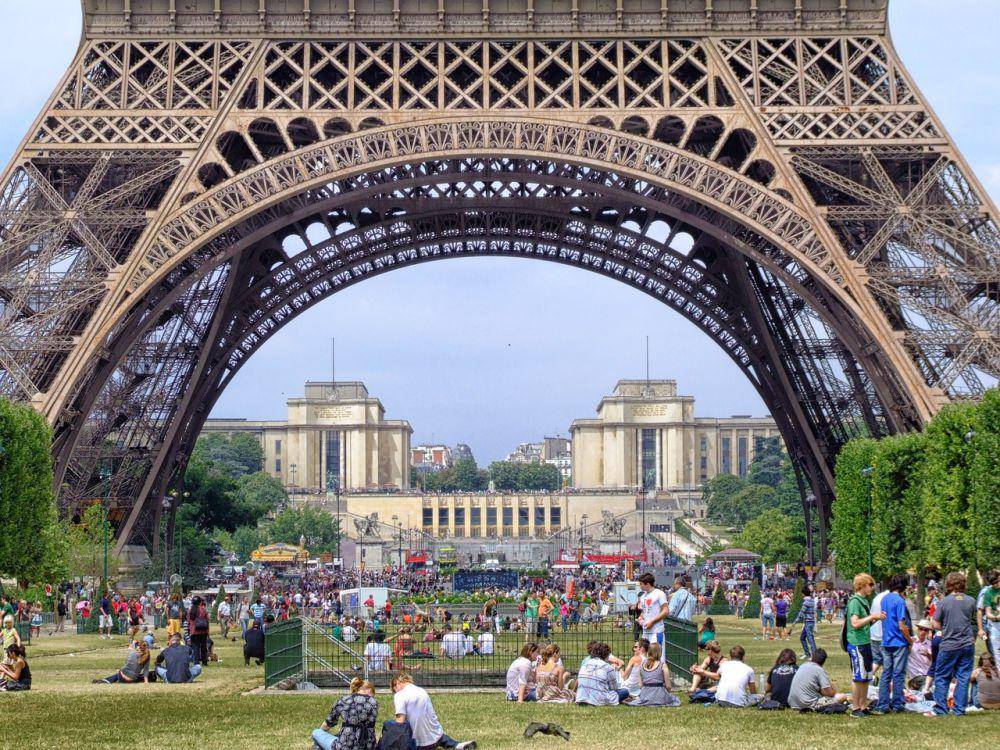 ilustrasi orang Prancis berkumpul di bawah menara Eiffel (pixabay.com/12019)