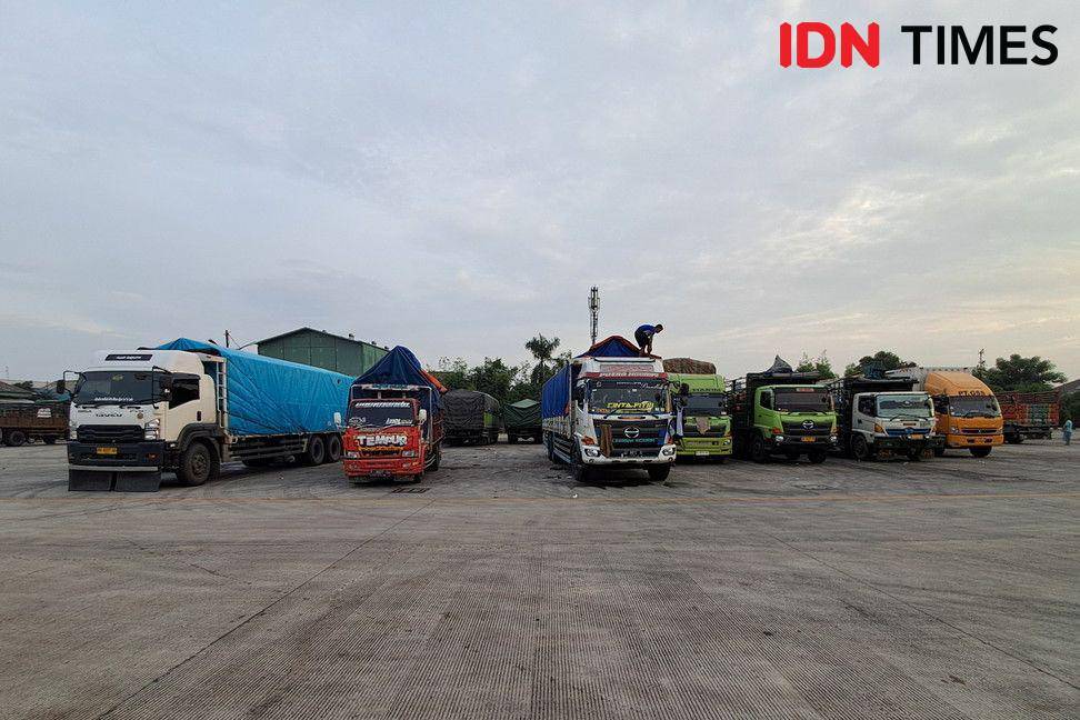 Truk-truk pengangkut beras di Pasar Induk Beras Cipinang. (IDN Times/Trio Hamdani)