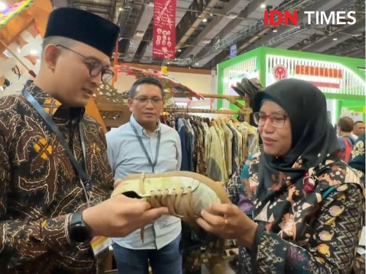 Pj Bupati Banyumas Hanung Cahyo Saputro menawar sepatu ecoprint Banyumas yang dipatok harga Rp 750Ribu, Sabtu (2/3/2014).(IDN Times/Foto : @maspjbanyumas)
