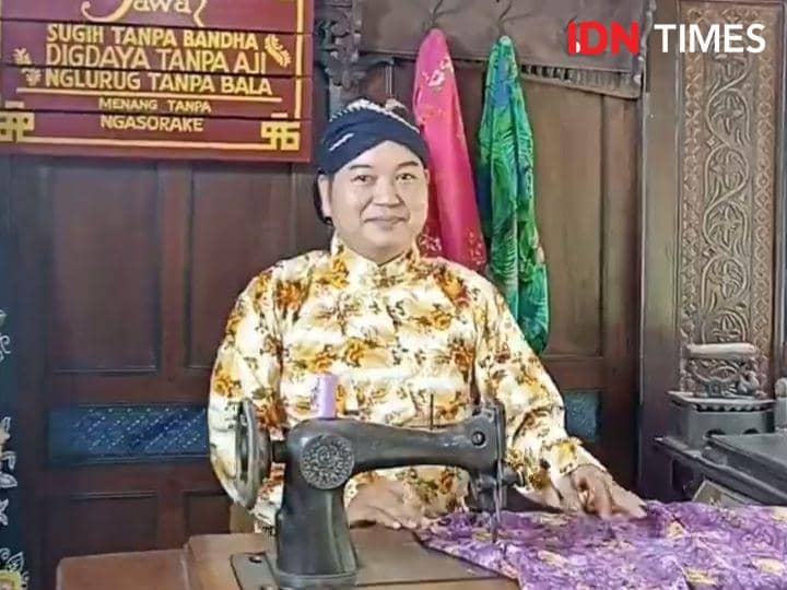 Ari Nugroho Brand Owner Dejarumi yang karyanya dipamerkan di Inacraft 2024.(IDM Times/Cokie Sutrisno)