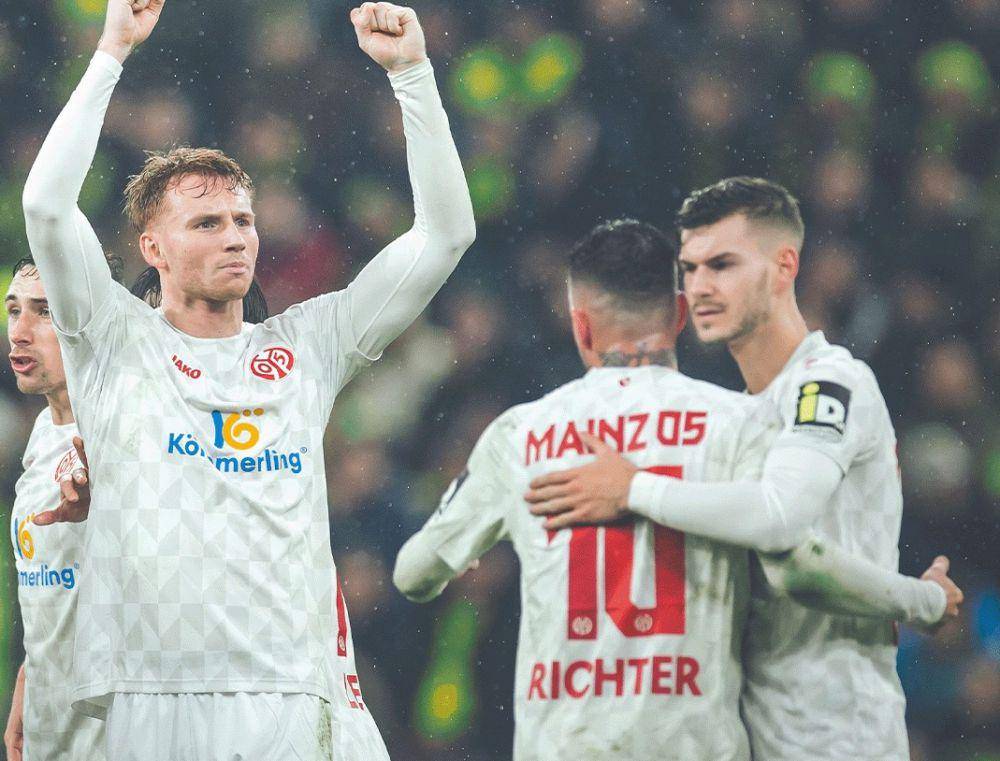 Pemain FSV Mainz saat merayakan kemenangan. (instagram.com/1fsvmainz05)