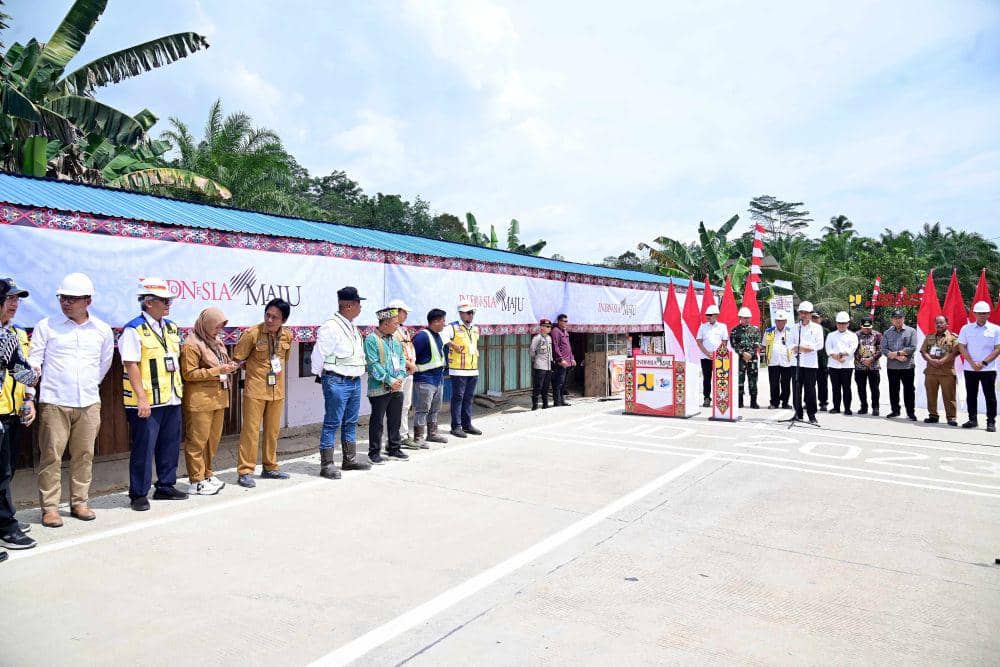 Presiden Jokowi mengumumkan penyelesaian pembangunan 10 ruas jalan dengan total panjang mencapai 50,9 kilometer dan 1 jembatan dengan panjang 20 meter, Jumat (1/3/2024). Foto Sekretariat Presiden