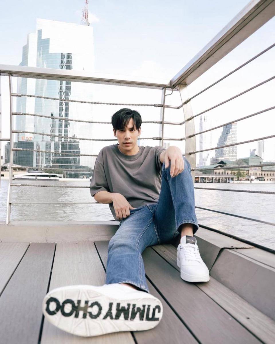 OOTD oversized T-shirt ala Jes Jespipat untuk hangout ke pantai. (instagram.com/jesjpp)