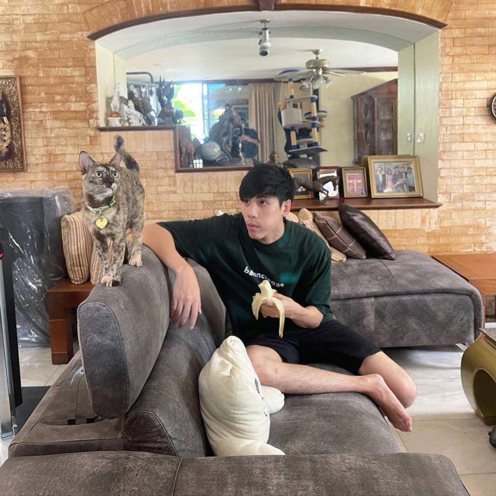 Tampilan santai pakai oversized T-shirt ala Jes Jespipat di rumah. (instagram.com/jesjpp)
